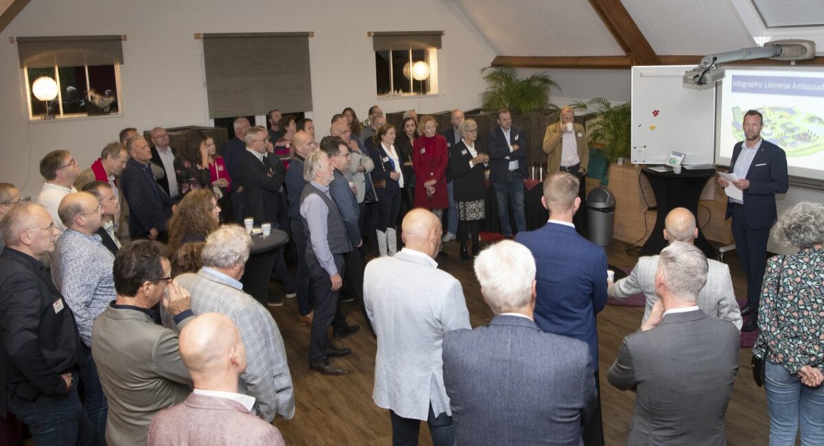 Raadsleden en ondernemers gaan in gesprek tijdens de Raadsledendiscussie