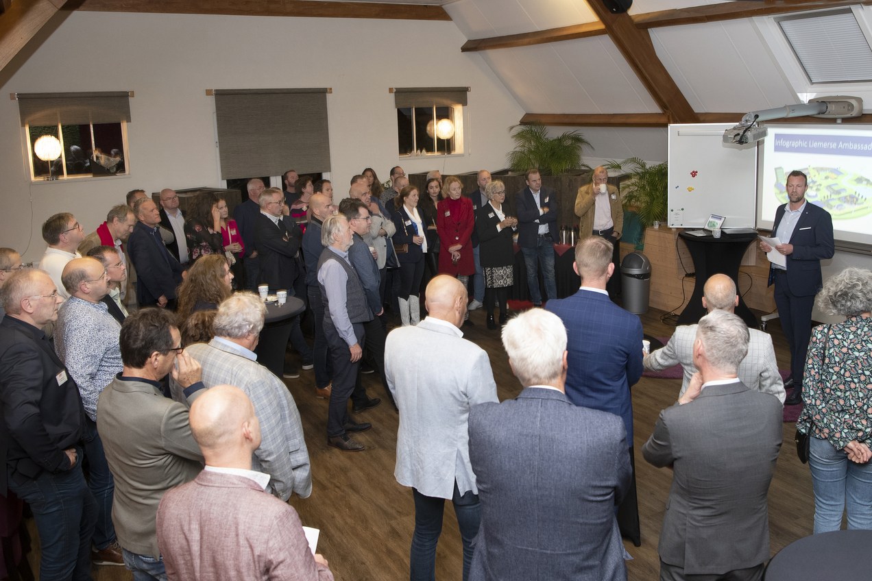 Raadsleden en ondernemers gaan in gesprek tijdens de Raadsledendiscussie